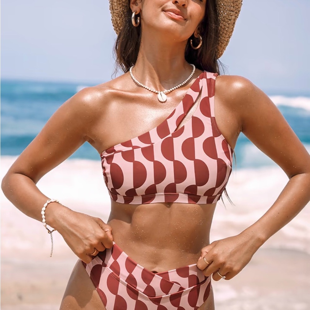 Cupshe One-Shoulder Pink & Burgundy Wave-Print Bikini Top
